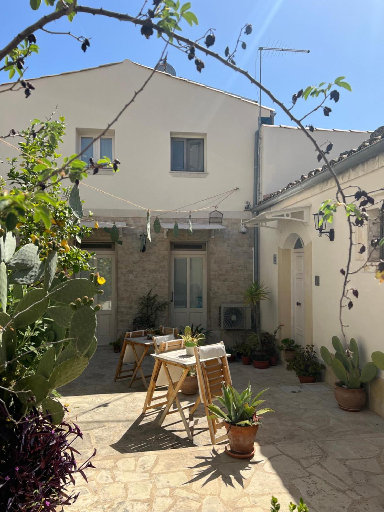 Chicchi Di Melograno Panzió Modica Kültér fotó